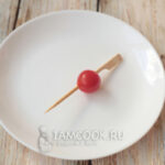 Канапе с моцареллой и колбасой